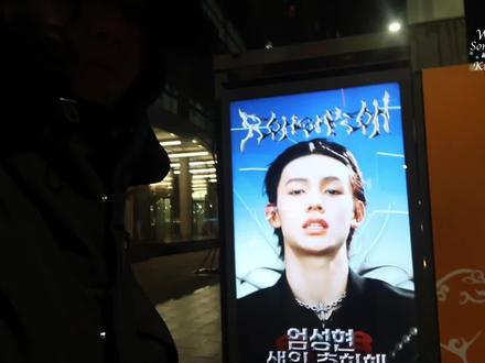 美食 KPOP 设计 文化| 首尔小众地标挖掘之旅(上) 审核老师求放过🙏耗时两周做的视频 不要让我流泪啊~~~
年底的首尔行是我第五次去首尔了,之前因为买手工作总是只关注时尚和品牌,而忽略掉了很多更有意思的地方。
这是vlog改版后的第一期,WSWK,希望大家跟随我的镜头去往世界各地更多地方。
一起感受有趣的文化,美食,艺术和故事🫶🏻
这次采访了给NJZ、Kiiikiii、Seventeen做视觉设计的工作室,花了几周时间重新整理和听译,下期视频会更加精彩
#NEWJEANS #Kiiikiii #Kpop #首尔 #吃喝玩乐分享计划