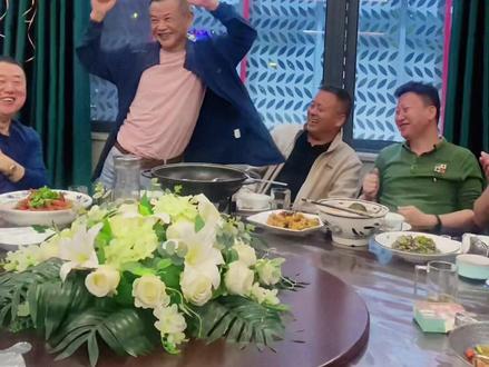 大哥是天大哥是低
大哥能够顶天立地
非常感谢今晚这一大桌的大哥们从蛮呷湘创建以来的关照与支持,当然也离不开在身后默默支持我的大哥(闺女们她爹)在坐的大哥里向哥是我老公相识二十多年的大哥,比我们夫妻相识更早,这一大桌支持我的大哥们都是通过向哥才认识的,以前嘴笨其实他们那么多位大哥都在我家过过生日,没有送过氛围,今晚补上了,看着所有的大哥们都开心,我觉得迟来的氛围也很美好💗#同城好店推荐 #过生日要有仪式感 #蛮呷湘 #浏阳生日主题餐厅 @抖音小助手 @DOU+上热门 @DOU+小助手