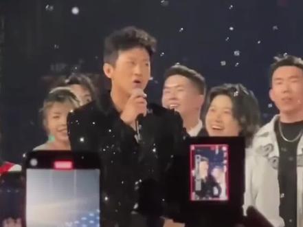 老辈子还是太会宠粉了! #邓超 #明星 #双向奔赴 #生日 #粉丝应援