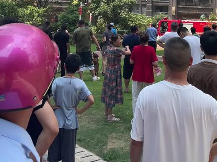 万达华府住居楼发生火灾