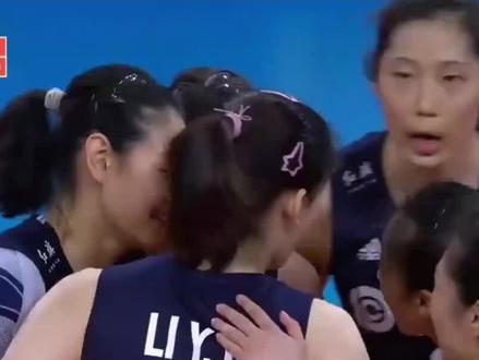 女排5大国手集体留洋!李盈莹王媛媛告别天津,意甲将迎中国德比
全运会女排比赛刚落幕,5位国手就官宣了留洋消息,这下球迷们都炸开锅啦!李盈莹、朱婷、庄宇珊扎堆意甲,王媛媛闯荡土超,龚翔宇奔赴美国联赛,新赛季的海外赛场要被中国姑娘们点亮啦~
作为天津女排的两大王牌,李盈莹和王媛媛赛后首度确认留洋,还深情告别了母队。李盈莹说不管走多远,都会一直关注天津队,只要球队需要,自己随时愿意回来帮忙;王媛媛则坦言这是最后一次打全运会,但永远是天津队的后盾,未来若有需要也会回归。
这次留洋阵容看点十足:李盈莹加盟意甲米兰队,球队正缺主攻手,就盼着她来补强实力冲冠;王媛媛签约土超加拉塔萨雷,队里只有荷兰外援蒂默尔曼一位副攻,但土超每场只能上3名外援,她得好好拼一把争夺名额。
朱婷打完全运会就马不停蹄回意甲科内利亚诺队,大概率在第11轮对阵佛罗伦萨时复出;11月底庄宇珊会加入意甲升班马圣乔瓦尼,虽然球队目前排名垫底,但外援名额充足,她不用面临竞争,正好能放开手脚锻炼。
最让球迷期待的是12月24日凌晨3点30分,圣乔瓦尼客场挑战科内利亚诺,庄宇珊将和朱婷上演“意甲中国德比”,这场对决绝对不能错过!龚翔宇则加盟了美国联赛麦迪逊队,目前计划先休息几天再启程赴美。
值得一提的是,除了朱婷有丰富的海外打球经验,李盈莹、王媛媛、庄宇珊、龚翔宇都是首次留洋。接下来她们不仅要面对更高水平的对手,还要适应异国的衣食住行,挑战可不小。希望姑娘们都能顺顺利利,在海外赛场打出中国女排的风采,咱们等着为她们加油喝彩!
#女排