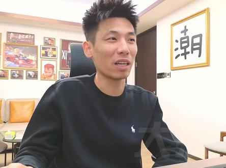 迟到狗变脸也太快了,人不求人一般高! #旭旭宝宝 #旭旭宝宝大马猴 #搞笑 #变脸 #上热门