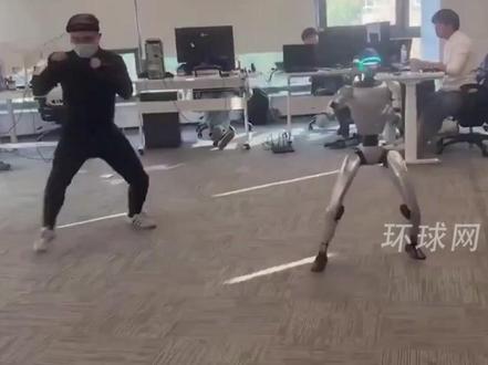 中国机器人测试同步模仿动作时突然对工程师送上“恶毒”一脚 连马斯克都忍不住评论:笑哭.jpg