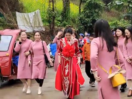 贵州省望谟县乐元镇,我老家的婚俗文化(男方去女方家做上门女婿,女接男)独具际风格。这是浩浩荡荡的接亲队伍😁
