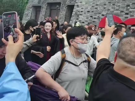 李依晓,虞姬扮演者抵达宿迁,项王故里,#看宿超游宿迁 #虞姬李依晓 #项王故里景区 #李依晓虞姬 @李依晓
