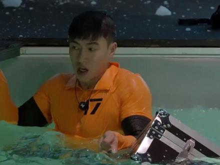 #我可以47 退役消防员@李贵生 力量值MAX,凿冰力竭的情况下竟然还能水下单拎105公斤物质上岸,强者的实力真的不容小觑!#李贵生 #消防员