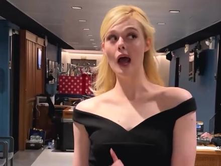 艾丽·范宁(Elle Fanning),本名玛丽·艾丽·范宁(Mary Elle Fanning),是美国著名女演员、制片人 。以下是对她的详细介绍 :
• 基本信息:1998年4月9日出生于美国佐治亚州科尼尔斯市,拥有德国、爱尔兰、英国和法国血统,父亲是前职业棒球选手,母亲是职业网球选手,姐姐是演员达科塔·范宁。
• 演艺经历:艾丽·范宁2岁时以童星身份出道,在剧情片《我是山姆》中饰演姐姐的婴儿时代。2003年,她在电影《奶爸别动队》中获得独立于姐姐的角色。2008年,她在奇幻片《菲比梦游奇境》中首次担任女主角。2010年,她主演的《在某处》获得第67届威尼斯电影节金狮奖,她也获得第13届青少年好莱坞奖年度最佳女演员奖。2014年,她与安吉丽娜·朱莉共同主演魔幻电影《沉睡魔咒》,饰演爱洛公主。2020年,她主演的《未曾走过的路》入围第70届柏林国际电影节主竞赛单元。同年5月,她主演历史喜剧《凯瑟琳大帝》,并首次担任执行制片人。2025年11月7日,她主演的电影《铁血战士:杀戮之地》在美国和中国大陆同步上映。