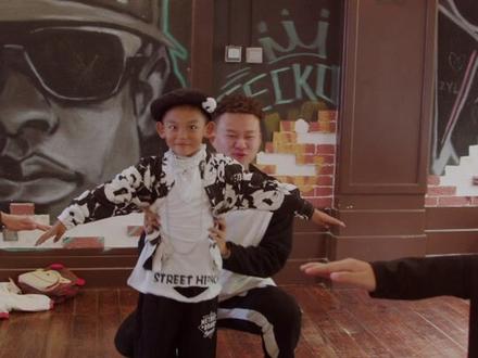 我们都是木头人,不许说话不许动。这个小朋友真实厉害居然不怕挠痒痒大法!#昆明 #昆明少儿街舞 #昆明街舞