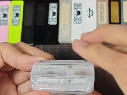 我手上这一个是蚂蚁复刻的,单看这一个本身的话,倒是看不出来有什么问题。可能需要和正版放一块对比着看才能看出来差距。#EDC #edc解压玩具 #解压玩具 #3d打印