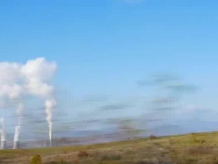 这是世界首富的一场豪赌,更是一张投向全球光伏产业的信任票。
当马斯克在年初达沃斯论坛上喊出“三年内建成100吉瓦”的豪言壮语时,很多人以为这又是一次“放卫星”。但就在昨天,2026年3月20日,这枚“卫星”落地了。
传闻证实,特斯拉团队正在中国进行一场“扫货式”采购,订单规模直接飙到了吉瓦级,总价值约200亿人民币 。
大家想一想,这不仅仅是买几块电池板那么简单。马斯克要的,是造电池板的生产线——也就是光伏制造设备 。这意味着什么呢?他不仅要发电,他要亲手把造光伏的工厂给建起来。
那么第一个问题来了:马斯克为什么突然要大动干戈,自己下场造光伏?其实逻辑很简单,就两个字——缺电。
2025年,美国电力消耗量已经连续第二年创下历史新高 。随着AI数据中心疯狂扩张,马斯克自己都说了,美国正在面临严重的电力短缺,甚至警告“缺芯”很快就会变成“缺电” 。在这种背景下,他在年初定下一个目标:特斯拉和SpaceX各自在美国建设100吉瓦的光伏产能 。这不仅是给他的电动车充电,更是给SpaceX的卫星甚至未来的太空数据中心供能。这盘棋,下得很大。
但第二个问题就更有意思了:既然是“美国制造”,为什么非要跑到中国来采购设备?
答案很扎心,也很现实。如果马斯克在美国等,那这个工厂可能到2030年都建不起来。因为全球超过80%的光伏制造产能都在中国 。更重要的是,不管是HJT还是TOPCon,最先进的技术、成本控制能力,以及那个最关键的“能干活”的自动化产线,只有中国企业能提供 。
这里还有一个细节,就在美国挥舞关税大棒的同时,却唯独对光伏制造设备敞开了大门,不仅豁免关税,还延续到了2026年底 。为什么?因为美国本土企业自己都承认,离开了中国的设备,他们连工厂都盖不起来 。这意味着什么呢?马斯克这200亿的采购,是绕不开的“刚需”。
那么最关键的问题来了:这一扫货动作,对中国光伏意味着什么?哪些企业吃到了这块“蛋糕”?
这就叫“曲线救国”。虽然中国组件出口面临关税壁垒,但咱们的设备正在换一种方式占领全球最核心的市场。
从目前的线索来看,马斯克的采购清单里,有丝网印刷设备的全球龙头,也有HJT电池设备的厂商,甚至还包括多晶硅还原炉的供应商 。
#马斯克采购光伏设备 #迈为股份 #捷佳伟创 #拉普拉斯 #晶科能源