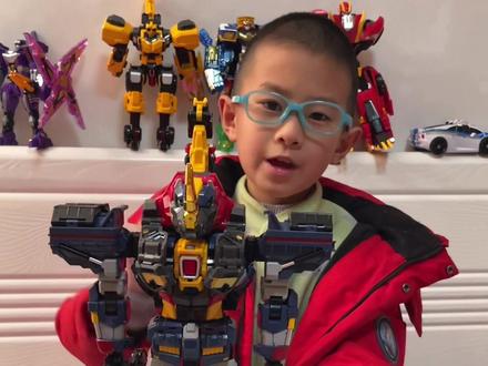 炫卡斗士W之尖角巨犀变形过程!#炫卡斗士#炫卡斗士韩国版 #尖角巨犀