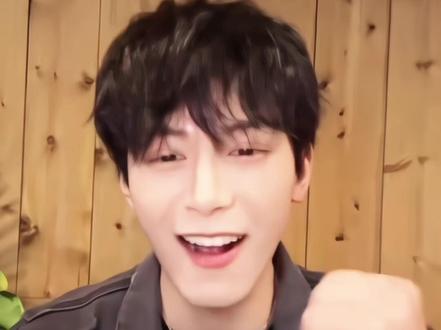 凯哥说五年前的自己超自信咔咔自拍,嘎嘎以嘎斯。帅哥就是要多多自拍哦,后来咋给我哥整容貌焦虑了呢#邓凯#齐旻