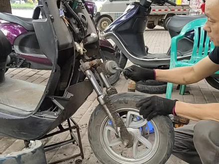 雅迪电动车换前减震油封过程#电动车维修 #手艺人 #维修工的日常