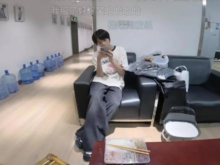 饭跋山涉水终于进了垃圾桶
#王橹杰 #王橹杰精神状态