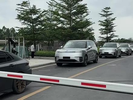 中国首台Robotaxi量产下线,算力高达3000TOPS。#小鹏Robotaxi车队路测曝光#小鹏回应Robotaxi示范运营#小鹏GXRobotaxi将在广州示范运营
