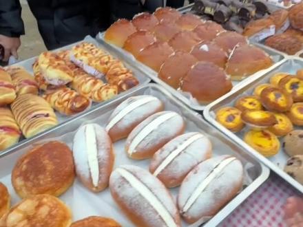 00后情侣在商丘摆摊卖面包,每天上午做 下午卖!#摆摊创业 #日常vlog #面包脑袋