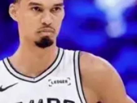 马刺球星文班亚马赛后未按规定接受媒体采访,直接离场。NBA官方依规对其处以3万美元罚款,此事也引发球迷讨论。#文班亚马 #nba话题讨论 #马刺