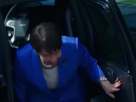 高市早苗之谄媚的“妈妈桑”式访美,她到底图什么?