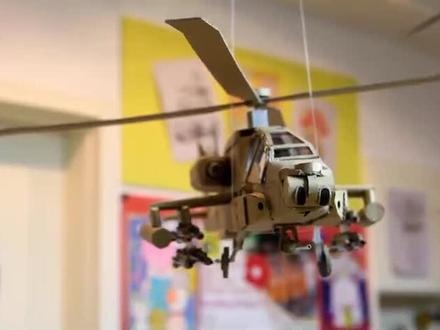 纸板手工,展示制作一架阿帕奇武装直升机。