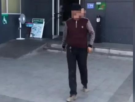 男子坐客车内急,被要求当众小便:敢去厕所我就走,司机行为引众怒