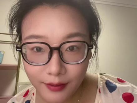 第一条:产品与提供方不同
支付宝黄金:也可以叫黄金ETF,是一种以黄金为基础资产,追踪现货黄金价格波动的金融衍生产品,你可以理解为由蚂蚁基金代销的黄金ETF联接基金,交易对手和资产管理者是基金公司。
京东金融黄金:本质是黄金积存计划,是由京东合作金融机构(如民生银行、银河期货等)提供的“黄金积存”或“黄金现货”权益。交易对手和资产托管方是合作的银行或期货公司。
第二条:交易时间与收费规则不同
支付宝黄金:交易时间周一到周五,每天15点之前买进的是按当天金价算,15点以后买入的只能按第二天金价算,建议大家一般是赶在14点到15点看盘,合适再下手。买入费率为0,但会有基金管理费、托管费、销售服务费从你买入的产品中每日扣除;卖出时,根据持有时间收取服务费。以华安黄金为例, 持有不足7天,费率1.5%;持有在7到30天,费率千分之一,持有超过30天,卖出费率为0.
京东金融黄金:一般在交易时间周一早上9点-周六凌晨2点。在这个时间段内, 随时都可以买入和卖出。买入没有手续费,卖出时一般有千分之三的手续费,如果你不想卖出,也可以选择兑换实物金。卖出后提现没有限制。
第三条:功能体验与平台生态不同
支付宝黄金: 更侧重于投资理财属性,如果习惯基金定投,打算长期持有且不在意实物,选支付宝黄金。
京东金融黄金:如果是看中交易灵活性,或有提取实物金条、用黄金换购首饰的想法,选京东金融黄金。
#vlog十亿流量扶持计划 #原创视频 #内容过于真实 #黄金