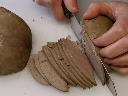 你经常看手机吗 老人们常说羊肝对眼睛好 要多吃一些羊肝