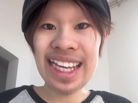 《繁星·春水》这本书像人工智能在尽力写爱……有种“人机感” 本人眼中最无聊的课文是冰心的繁星春水,像汉化且低配版的飞鸟集,满嘴的母爱、真爱、大爱、小爱,但我却无法从里面感受到爱。像人工智能在尽力描写爱,文字美但空洞,小时候读这本书总觉得怪怪的,长大之后才知道这种怪异感叫做伪善。
可能是因为我的童年本身就没得到多少爱,所以我很难和冰心这种在爱的呵护里长大,把爱和希望挂在嘴边的理想主义者产生共鸣,她的文字让我感觉情感过剩且矫情,充满了上等人虚浮的悲悯和爱,可能她是真诚地对待读者,但读者很难站在她的视角去理解,所以我读繁星春水会觉得有点虚伪
不过这种温暖唯美的作品确实适合小孩子阅读,理解门槛低,也能帮助小朋友现代诗入门。#冰心 #读书 #文学 #作家 #精神状态belike