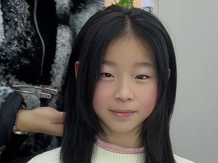 又收获一个六年级的小孩姐
她说我剪到她心里了##同城好店推荐 #根据脸型设计发型