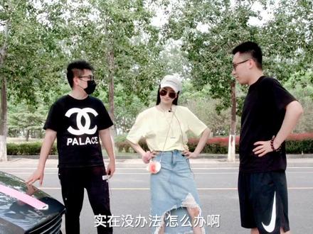 马丁的中间插钥匙启动功能在这辆DB11上居然取消了……这也太没有仪式感了吧!btw单身狗哈哈哈@抖音汽车