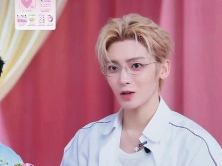 2026年5月17日 侯明昊德佑直播
#侯明昊直播 今日份完整版cut(共1小时3分钟,part2)#侯明昊演唱会激动3个小时 #侯明昊 #侯明昊德佑
侯明昊:好久不见,二十个小时前刚见过!还在持续的戒断反应。演唱会给我带来的冲击力和之前的生日会音乐节还是不一样的,紧张倒是没有,还是亢奋、激动,我不能太激动,要克制住这个情绪,毕竟我要激动3个小时,我要整体引领大家去探索我的音乐世界。当那个威亚一吊上来,最震撼的就是看到那一片望不到头的绿海,人坐得非常满,那一刻非常的激动。
粉丝经常聆听我的声音,我也告诉她们想成为什么样的人就大胆去做,对于我来讲99%都还在我掌控的范围内,去呈现一个让大家觉得精彩、满意的舞台,不想打一个保守牌,想让大家看到一个更加全面的我。演唱会是我目前经历过的,最复杂又非常需要集中注意力,用心做好的事情,后面抽空找一个时间和大家慢慢聊一下演唱会整体的策划。
候明昊:新歌诸多因素,可能最终还是想给大家呈现一个完美的视听效果,还在制作打磨,大家不要着急,尽量以一个最快的方式给大家。