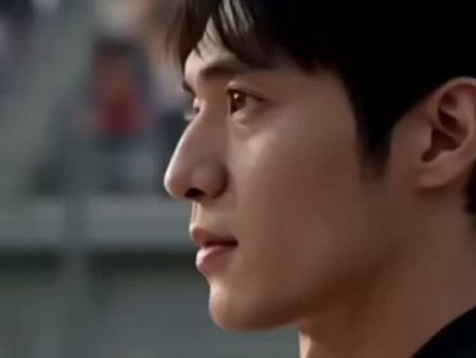 《飞驰人生》系列篇终于迎来第三部了,明显第三部为了强化赛车主题,喜剧元素明显减弱。这在满足硬核车迷的同时,也让冲着"沈腾喜剧"去的普通观众感到不满足,有评论直言"前半段昏昏欲睡"。
但瑕不掩瑜,总的来说,《飞驰人生》系列是一部优缺点都非常鲜明的作品。它以极致的视听语言和纯粹的中年热血牢牢抓住了一批我们这样一批中年忠实观众。
美中不足的是,第三部的主题曲存在感薄弱——并非歌曲本身质量不足,而是与影片叙事的咬合度不够,未能形成前作那种“音乐一出,画面自来”的情感锚点。
作为系列篇的第三部,或许可能也是最后收官篇,第三部的主题曲或许需要成为情感解码器,让前三部的观众一听就触发记忆;因为主题曲从来不只是背景音乐,它是电影的情感压缩包——一首好的主题曲,能让观众在离开影院后,依然能在音乐响起的瞬间,重新回到那个飞驰的世界。
观影结束后,回顾第三部“纯粹热爱对抗技术洪流”、“资本规则与人性对抗”的电影主题,提笔写就《以你为名的诗》——这是一封写给所有普通人的情书。它不歌颂胜利者,只致敬每一个在生活的砂石路上颠簸前行、却从未松开方向盘的灵魂。试着想象,当阿信的沧桑与老狼的醇厚相遇,当三部曲的高燃瞬间在歌词里一一浮现,观众终将明白——飞驰人生的终极答案,从来不在终点线,而在那些为热爱押上全部的瞬间。
正如韩寒所说:“拍赛车戏就像追晚霞。”而好的主题曲,就是那片晚霞烧透天空时,观众耳边的
风声。