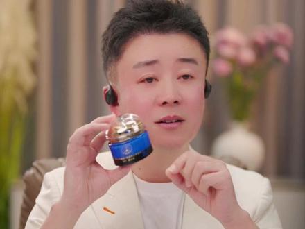 很多家人想要的面霜终于来了,包装全新升级,添加二列酵母发酵产物滤液,以及可溶性胶原,人参根发酵产物滤液,能够抗皱紧致,保湿肌肤,没试过的家人一定要试一试。#面霜 #抗皱 #紧致 #好物推荐🔥 #国货之光