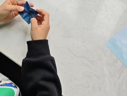 #真实生活分享计划不用买玩具!家里的废纸就能做会转的纸陀螺,快试试!一张普通的纸,就能做出会转的童年纸陀螺!步骤超简单,不用胶水不用剪刀,30秒就能学会~做好的陀螺转得又稳又久,大人小孩都能玩,快动手试试吧!#手工教程 #童年玩具 #纸陀螺#谁还没个隐藏技 #搞笑