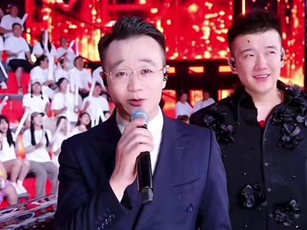 谁还没听过二哥这句静候独白?木森大舞台现场完整版来了 森大舞台开场王炸✨梅赛德斯二哥经典独白登台!
何时葡萄先熟透,你要静候再静候
全网刷屏励志语录,现场原声演讲氛围感拉满
熬得住漫长等待,扛得住世事风霜,终会等到属于自己的甘甜
句句扎心励志,看完瞬间满血复活#木森大舞台 #梅赛德斯二哥 #何时葡萄先熟透 #励志独白 #静候再静候