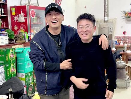 乌啦啦打卡牟平烧烤!鲜烤海鲜配腿穗子,大口吃肉大口喝酒,吃货DNA狠狠动了,快来尝尝吧!#牟平文旅 #牟平烧烤 #乌啦啦#牟平美食