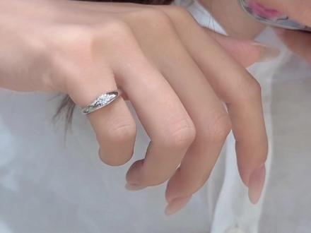 戴尾戒不再是未婚主义了#星芒戒指 #首饰 #莫桑 #婚戒