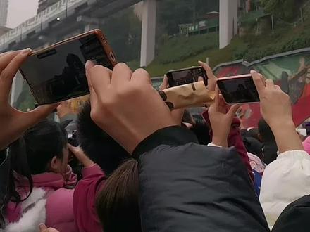重庆李子坝,轻轨穿楼视频。