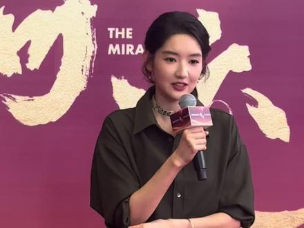 王玉雯畅谈《奇迹》角色:来深打拼的陕西女娃 平凡但不甘平庸 5月25日,精品短剧集《奇迹》开机发布仪式举行。王玉雯透露,自己在剧中饰演来深圳打拼的陕西女娃,与白宇一起经营深夜食堂,演绎平凡却怀揣梦想的普通人。她还表示,深圳充满年轻活力与创新氛围,能参演这部剧,感到十分荣幸。