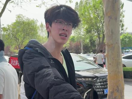 《关于天赋,不是骄傲的资本》
司博远曾被国家队教练看重,认为他有全国顶尖身材和天赋的队员。体考有着满分400分的水平,最终以368分的成绩结束他的三年体育,得永远大于失,人生只有经历了才会成熟。训练时百米随便满分,赛前后群拉伤,铅球训练次次满,让他踏踏实实认真训练,他说教练我去练点别的,800米他认为我有天赋,我何必吃这苦😂考场从来不是奇迹发生地,而是汗水兑换处,那些考前突击无法弥补的系统训练,终将在高压下暴露出脆弱的裂痕。天赋决定你的起点 ,但努力才能守住终点。当真正的发令枪响起时,你才会知道,所谓超常发挥,不过是千百次锤炼后的正常水准。#体考 #立姣训练基地 @我不叫于晓梅(立姣基地) @静y1静🫥 @S C