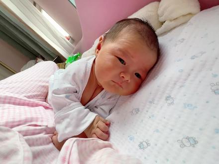 产后日记
我猜到产后孕激素断崖式下降,我会有产后抑郁这个事情,但没想到能来的这么猛烈!当我真正感受到这种莫名的悲伤焦虑贯穿过我身体的时候,我才真正体会到这种无法自控的情绪所带来的抑郁,表面看是风平浪静,实则内心却早已山崩海啸。
每天都不知道在焦虑什么担忧什么!我有什么需求我的老公和月嫂都会处理,即使我不需要抱小孩,也不需要换尿布,但我还是会想很多,觉得压力好大。
每天他稍微睡觉动一下,我脑子里就开始胡思乱想,他是不是胀气了?是不是睡姿不舒服了?是不是衣服穿多了?是不是冷了热了?有时候他睡着睡着会开始扭几下,其实大部分时间会继续自己睡着,但是我就会开始生气!月嫂怎么还在打呼噜?怎么没有第一时间去看?他喝奶瓶哼喝几声,我就会开始满脑子想是不是呛奶了?他睡觉时间短了,我担心他会不会发育不好?是不是没吃饱,是不是不舒服,是不是被吵醒了。
每天拖着疲惫不堪的身体,像个工具人一样喂奶吸奶🤱,猜不到他需求,不知所措的看着他每天崩溃大哭,睡不好的觉,吃不下饭,不断喂奶,体力透支,连突然站起来都开始晕眩了。
看着镜子中的自己,变胖变丑,肚子塌塌的,肚脐眼妊娠线又黑又丑,穿着一身奶渍的睡衣,油腻的头发,还要忍受生他时严重撕裂的疼,喂奶的痛,不断的堵奶涨奶,崩溃中又自愈,每个人的生活都没有改变,除了妈妈👩🏻。好像孩子就是妈妈的专属。
这个世界都再说“为母则刚”,但妈妈成了最难却最不会被重视的角色。没有人关心你累不累,产后恢复的好不好,开不开心!都在围着孩子问奶够不够?长得胖不胖?要不就是老一辈突然都成了专家,站在那里指手画脚的给你一些让你崩溃的“指导意见”。
每天晚上喂完当天的最后一顿奶,躺在床上,我就开始失落,觉得自己的人生特别没有意义,甚至有一点后悔,我为什么要生孩子。第二天阳光从窗帘缝里爬进来,月嫂抱着孩子来吃奶的时候,我又重新活了过来,看着小小的他,就像一张白纸,像我的缩影,阳光照进来,你看,他多可爱。#看着你一天天长大 #我的男孩👦🏻 #麻麻的小可爱