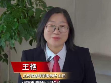 被打还手是互殴?2026年新法:正当防卫不违法! 新修订的《治安管理处罚法》明确规定,为制止正在进行的不法侵害而进行的反击属于正当防卫,不违法。例如,在菜市场被无故殴打时的反击。正当防卫需在不法侵害正在进行时,不能事前预判或事后报复,要保护自己并及时报警。#治安管理处罚法新修订 #正当防卫认定标准 #法律常识科普 #自我保护法律知识 #正当防卫不违法