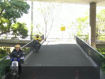 人行天桥大范围铺设减速带引街坊不满(一),记者现场直击:有不少电动自行车骑行上下桥。#广东dou知道