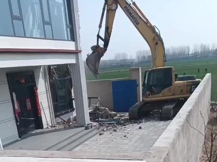 农民工建房一辈子的血汗钱,就这一会儿没了,强制扒房😓