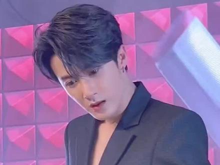 #檀健次华伦天奴晚宴
这么多机对着他我多都羞涩拘谨了😄