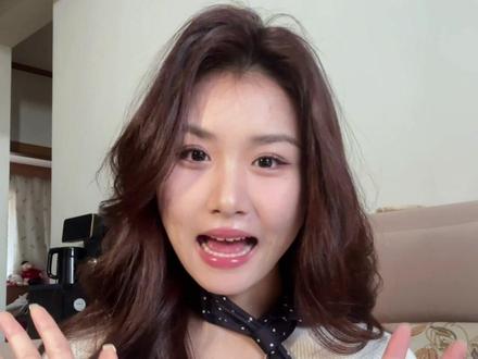 eva酸💊90天效果分享 个人情况:从初中开始长痘,试过中药调理,美容院z清、光子、水光针,去医院刷过水杨酸,痘痘一直反反复复,10月7日去西京医院,医生开了Eva酸胶囊,每日一粒;夫西地酸乳膏早上点涂;阿达帕林凝胶晚上点涂。截止今天已经服用78天eva酸。
这78天皮肤变化很大,我分阶段总结
使用前:脸颊两侧、额头有很多红肿痘
0-15天:开始干燥起皮,洗脸后尤其明显,特别紧绷,大面积爆皮,据说皮肤干燥就是起效的开始
15-20天:皮肤明显粗糙,网上有说法叫做砂纸期,鼻翼两侧黑头明显,而且针清不出来,只能靠保湿乳液缓解,依旧爆皮,头发和身体都很干,头发5天不洗都很蓬松,小腿起皮需要身体乳保湿,嘴唇干裂起皮甚至出血,需要每隔几个小时涂润唇膏
20-25天:砂纸期逐渐缓解,用卸妆油可以揉出油脂粒,针清也可以清出一些,这段时间心情有点差嘿嘿
25-30天:拍栓期!!最爽的时期!!毛孔里的油脂粒很容易被清出来,用粉刺针轻轻按压油脂粒就一粒一粒的出来了超级爽,每一粒出来之后会留一个洞洞,不过没关系后面会没有的,这几天基本每天清每天都还会有油脂粒,慢慢慢慢的就不用清了,鼻翼两侧和之前砂纸期粗糙的地方明显光滑,面中变得很干净。
30- 至今:皮肤爆皮逐渐缓解,皮肤状态慢慢稳定,偶尔还是会长痘,但整体要比以前好很多了。医生说要吃半年,先坚持吃吃看。
#eva酸 #痘肌 #战痘 #异维a酸软胶囊 #抗痘真实经历过程