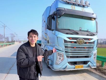 陪伴腾飞夫妇@@腾飞🚚 走南闯北的生活仓,现在换了斯堪尼亚这一套车头加挂车就留给他徒弟@祥祥(尊师腾飞) 了,咱们研究一下他的挂车配置。#斯堪尼亚#解放鹰途 #货车司机#沛县挂车#顺驰挂车司经理