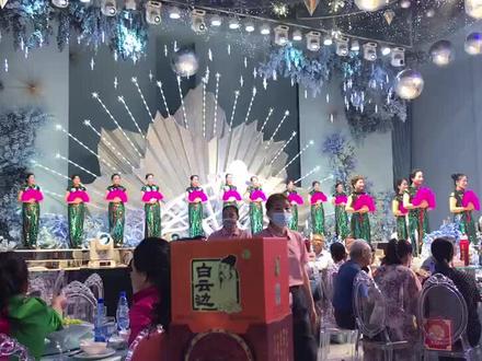 儿子结婚高兴!当上了喜婆婆,上台秀一把。