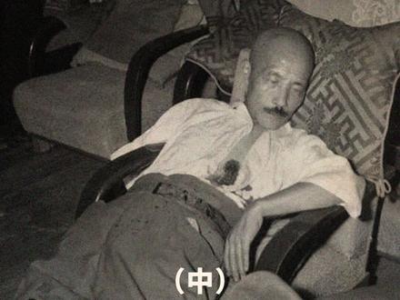 1945年,日本宣布无条件投降,日本头号战犯东条英机自杀未遂,被捕入狱。东条英机被远东国际军事法庭以犯有发动战争、侵略别国、反人道罪等罪行判处绞刑。12月23日,东条英机被执行绞刑。(中)