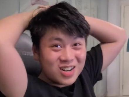 家人记录下一男生查看高考分数的时刻,男生发现自己考了242分,激动欢呼。#男生考242分激动欢呼!网友:乐观面对人生比什么都重要!#今日头条 #万万没想到 #扎心现实 #惊不惊喜意不意外 #高考查分