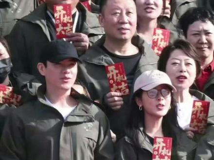 杨紫新剧《玉兰花开君再来》开机,杨紫爸妈也去了现场。